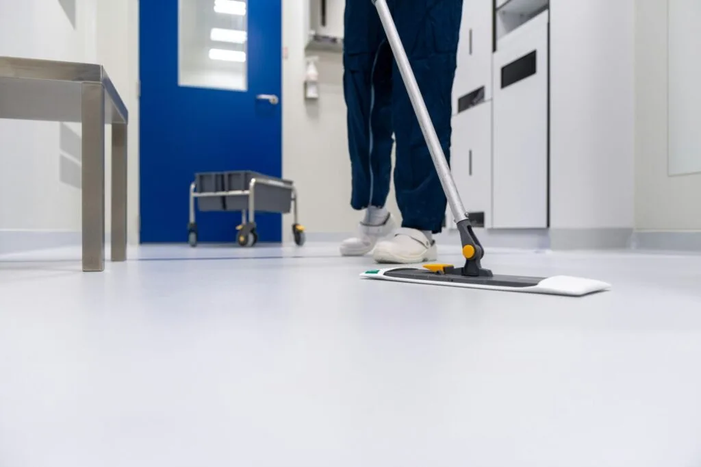 Detalle de limpieza profesional de superficies en comunidades de vecinos